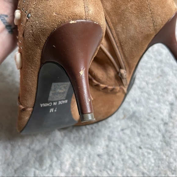 Ashro: Unique Faux Suede Seashell, Studded Fringe Tasseled Heeled Boots Size 7 - Picture 7 of 9